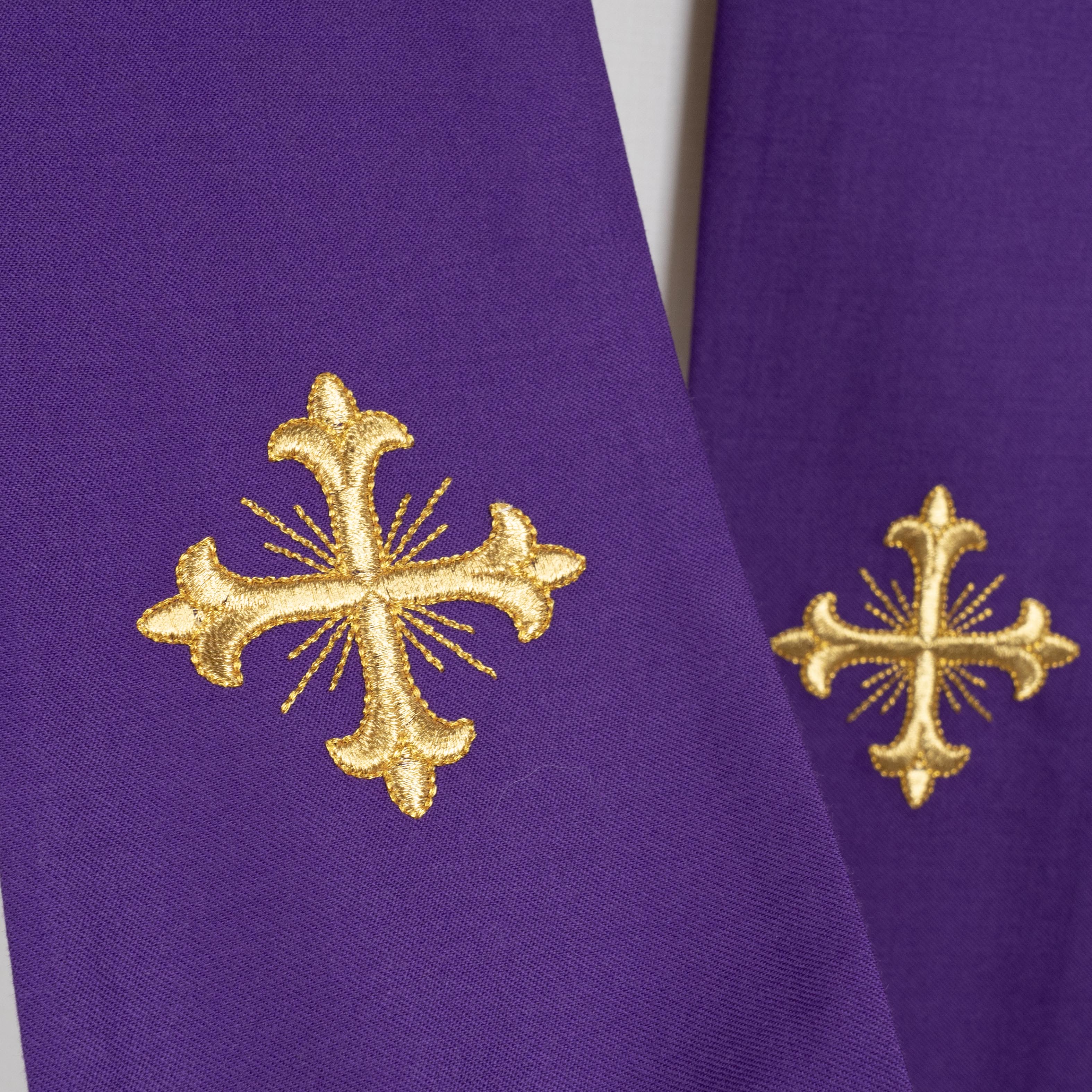 Casula da Sacerdote in Lana con Stolone Ricamato Oro (Colori Liturgici Disponibili)