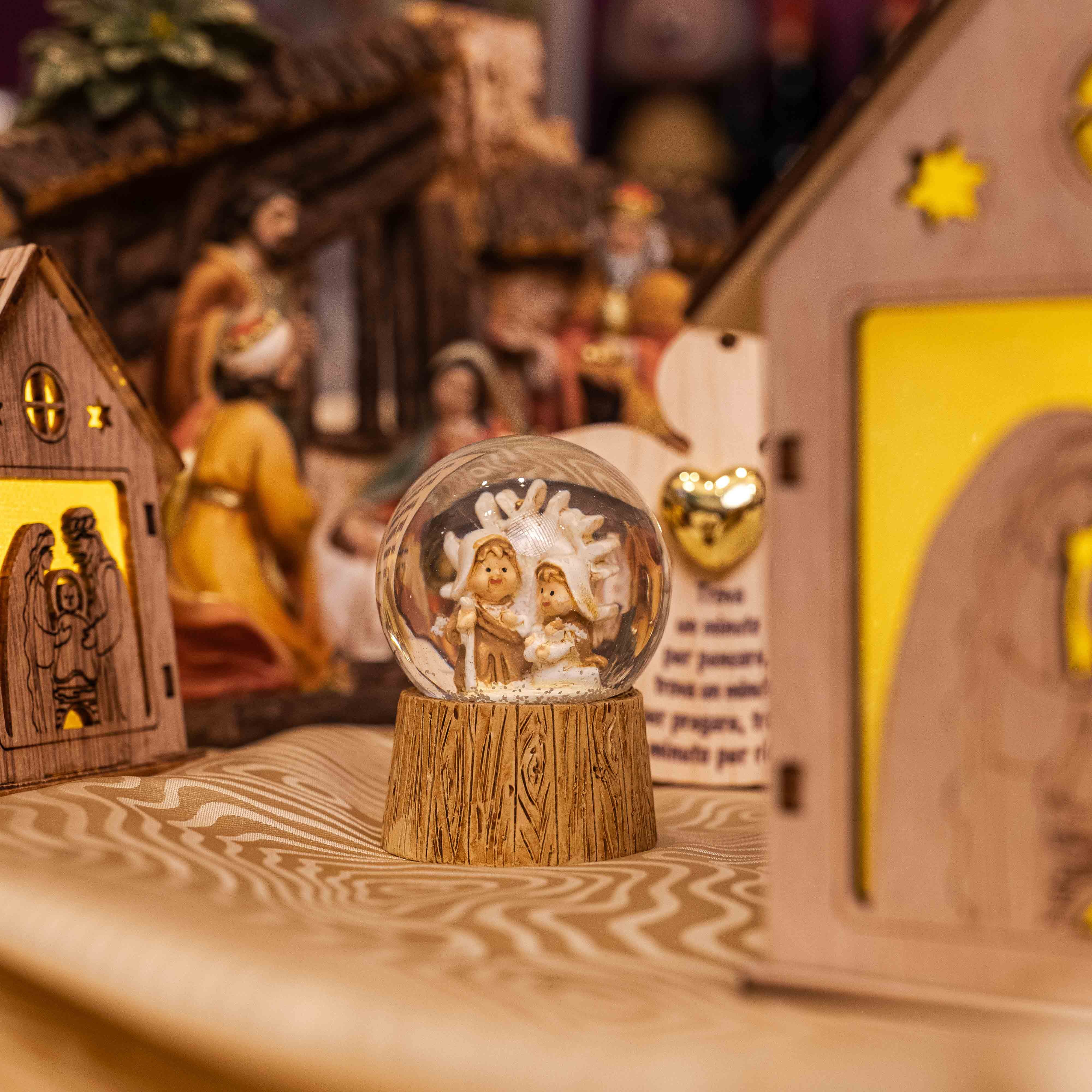 Presepe palla vetro con acqua e glitter effetto neve Sacra Famiglia