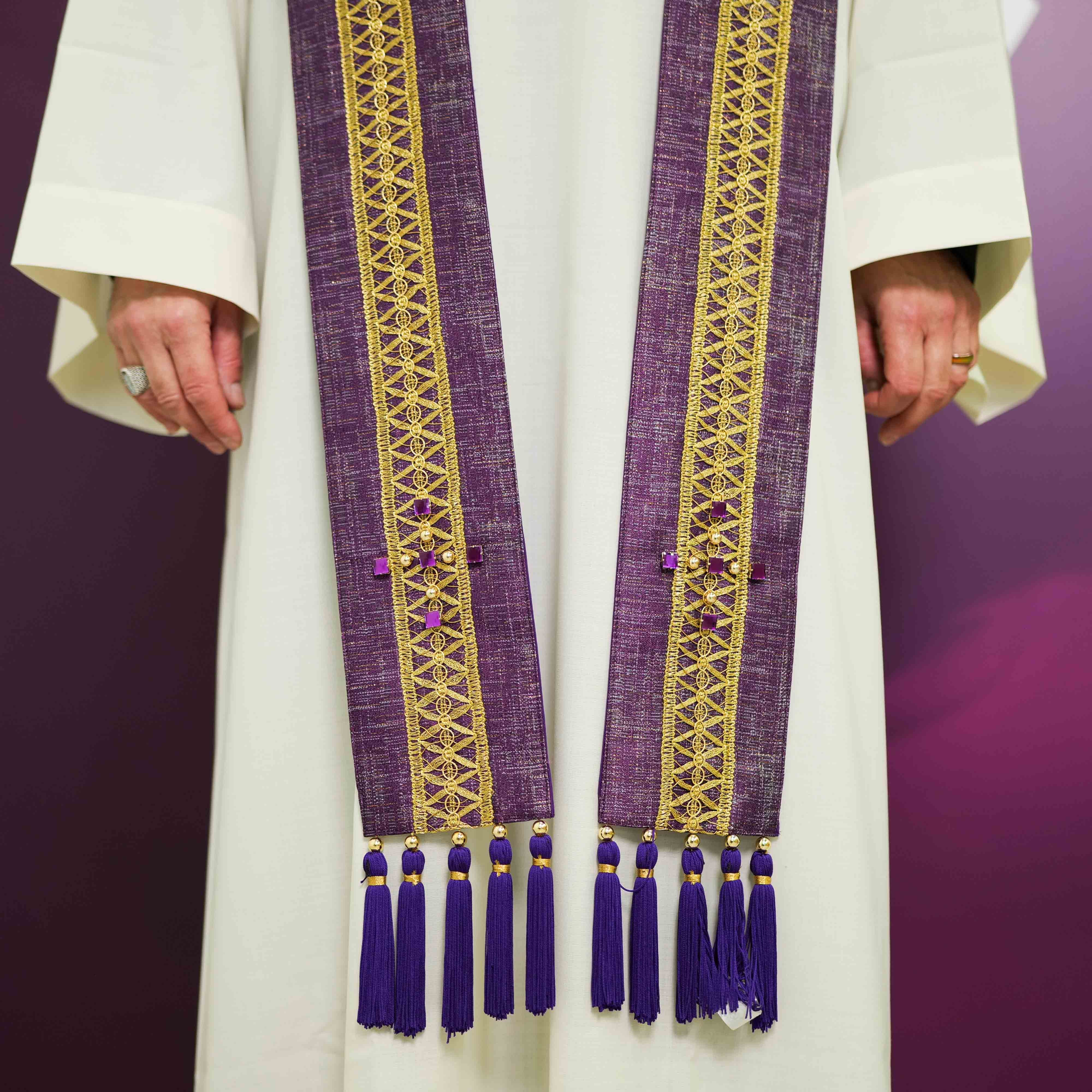 Stola per Sacerdote viola con croci in cristalli